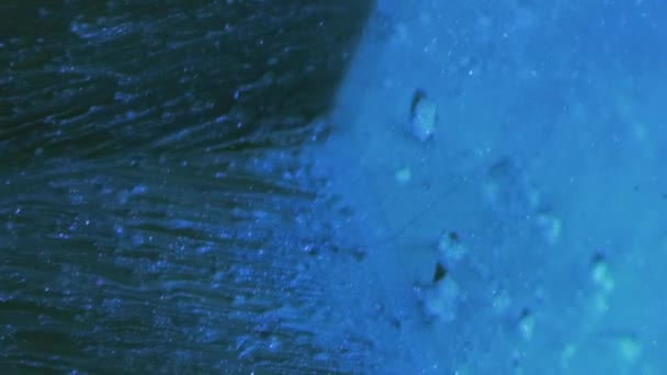 Κάθετο Βίντεο Υγρό Λάμψης Ροή Μελανιού Παγοκαταρράκτης Μπλε Χρώμα Αφρώδη — Αρχείο Βίντεο