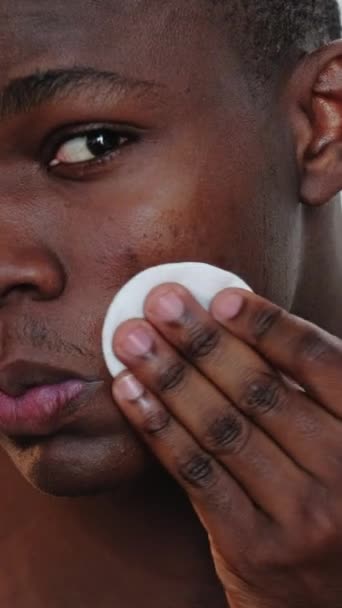 Vertikales Video Gesichtsreinigung Hautpflege Hygiene Feuchtigkeitsspendend Nahaufnahme Eines Selbstbewussten Mannes — Stockvideo
