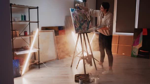 예술가 창의적 영감의 스튜디오 페인트 추상적 그림을 그리는 — 비디오