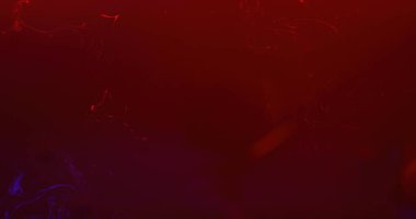 Neon kaplama. İşaret fişeği. Bulanık parıltı. Odaklanmamış kırmızı mavi renk eğrisi dumanı kara sanat soyut arka planında fotokopi alanı ile birlikte yüzüyor.