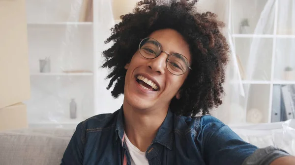 Domácí Vlog Šťastnou Relokaci Hýbe Radostně Spokojený Usměvavý Vlivný Chlap — Stock fotografie