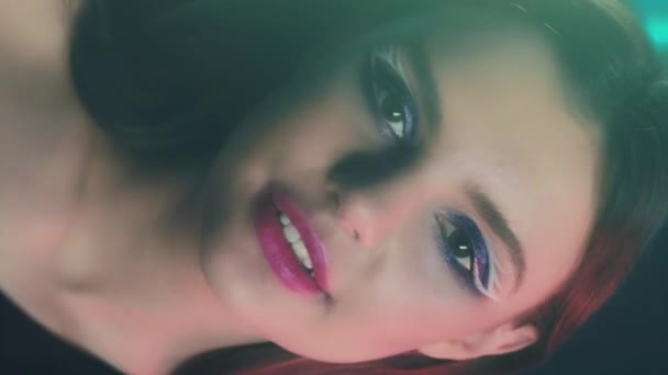 垂直录像 复古化妆品 90年代的美女2000年代怀旧 快乐的女模特脸蛋 蓝色的眼睛 粉红的嘴唇 深色的霓虹灯映衬下的艺术形象 — 图库视频影像