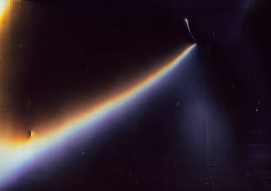 Gürültü dokusu. Eski film kaplaması. Yıpranmış maske. Mavi turuncu gökkuşağı renginde ışık parlaması koyu siyah renkli soyut illüstrasyon arkaplanındaki toz çizikleri..