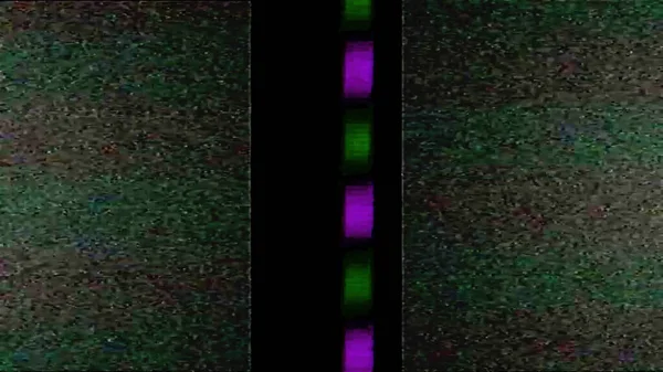 アナログテレビのグリッチテクスチャ Vhs歪み 緑紫色の穀物静的ノイズ縞古いテレビ信号障害暗い抽象的なイラストの背景 — ストック写真