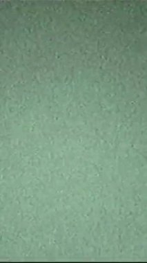 Dikey video. Retro film arızası. Eski bir televizyon paraziti. Gerçek analog statik tahıl dokusu bozulması hareket geçiş etkisi.