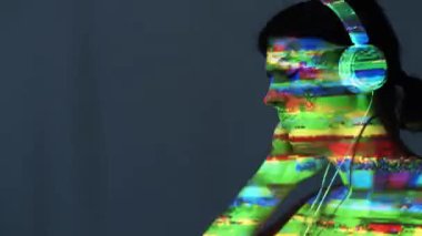 Etkileyici müzik. Arıza kadın. Dijital uzay. Çift pozlama renkli vhs gürültüsü üzerine gri poz veren kulaklıklı sakin kadın portresi arkaplan kopyalama alanını kaplar.