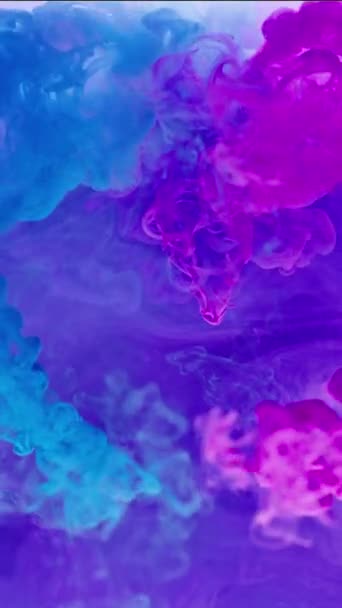 垂直录像 油漆爆炸 墨水飞溅 彩色烟雾 明亮的粉色蓝色对比蒸气云团流动的抽象艺术背景拍摄在红色 — 图库视频影像