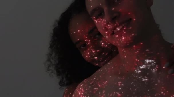 Aşk Galaksisi Sevgili Çift Çifte Portre Mutlu Romantik Bir Kadın — Stok video