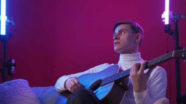 Kencan Romantis Penyanyi Pria Pemain Gitar Wanita Bahagia Mendengarkan Pria — Stok Video
