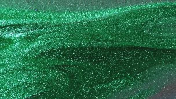 真尼液 油漆流 幻想瀑布 焦化闪烁着发光的绿色闪光纹理油墨运动抽象背景 — 图库视频影像