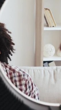 Dikey video günlüğü. Gadget incelemesi. Dijital pazarlama. Heyecanlı nüfuzlu adam üç ayaklı kamerayla video kayıt kutusunu açıyor..