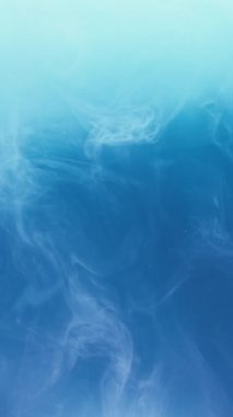 Dikey video. Renk buharı. Sis dokusu. Duman bulutu. Mürekkepli su sıçraması. Mavi beyaz sis dalgası süzülen hareket Soyut sanat arkaplan görüntüsü RED üzerine.