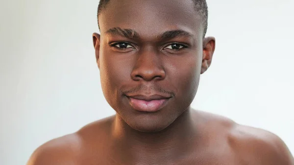 Männliche Gesicht Saubere Haut Hautpflegemodell Nahaufnahme Porträt Von Selbstbewussten Hemdlosen — Stockfoto