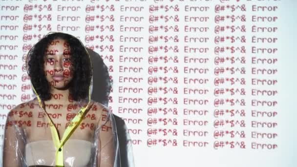 Pluskwa Cyberbezpieczeństwa Kobieta Sylwetką Atak Komputera Sfrustrowana Kobieta Przezroczysty Płaszcz — Wideo stockowe