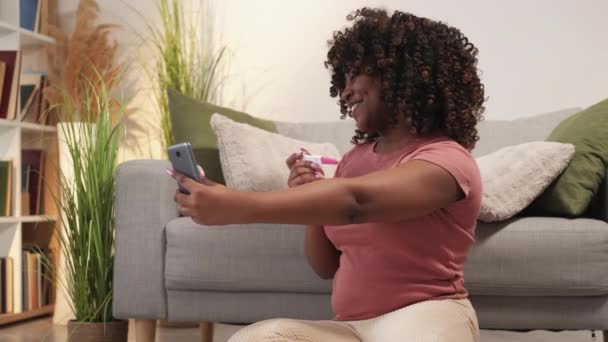 Podniecenie Ciążą Telefon Komórkowy Szczęśliwa Kobieta Wesoły Czarny Kobieta Pokazując — Wideo stockowe