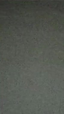 Dikey video. Tahıl sesi. Arıza dokusu. Eski film efekti. Gerçek VHS analog statik parazit arızası titrek hareket koyu soyut arkaplan.