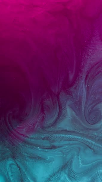 垂直ビデオ 水を塗れ 流体の混合物 冷たいブレンド 明るいネオンマゼンタピンクブルーカラーインク渦巻波モーション抽象アート背景ショットOn Red — ストック動画