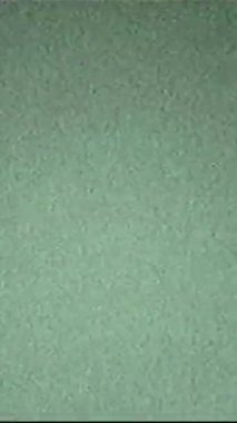 Dikey video. Retro film arızası. Eski bir televizyon paraziti. Gerçek analog statik tahıl dokusu bozulması hareket geçiş etkisi.