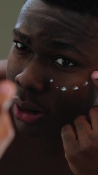 Pionowe Wideo Leczenie Twarzy Skóra Kosmetologia Liftingu Twarzy Zbliżenie Zadowolony — Wideo stockowe