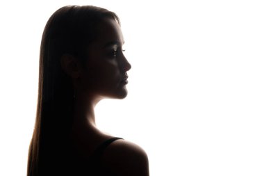 Kadın silueti. Yüz profili. Estetik ameliyat. Estetik kozmetoloji. Beyaz fotokopi arkaplanındaki kendine güvenen kadın portresi.