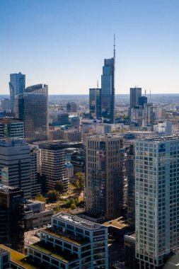 Varşova, Polonya - 7 Eylül 2022: Gökdelen mimarisi. Şehir manzaralı. İş merkezi. Şehir merkezindeki binalar gündüz mavi gökyüzü arka planında manzaraya bakıyor..