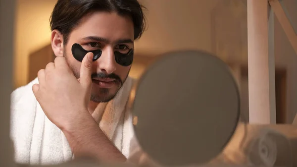 Patchs Oculaires Soins Visage Soin Âge Homme Confiant Avec Moustache — Photo