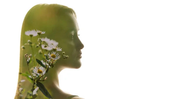 Doğa Güzelliği Organik Kozmetoloji Çift Pozlama Beyaz Papatya Çiçeği Kadın — Stok fotoğraf