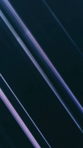グリッチオーバーレイ デジタルストライプ 技術フレア 青紫色輝く斜線ノイズテクスチャ上の暗い抽象的なイラスト自由空間背景 — ストック写真