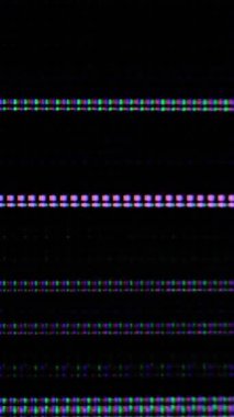 Dikey video. Bilgisayar hatası. Dijital objeler. Sistem bozulması. Pembe mavi renk parlayan tahıl deseni çizgileri koyu siyah soyut arkaplan üzerinde titreşir.