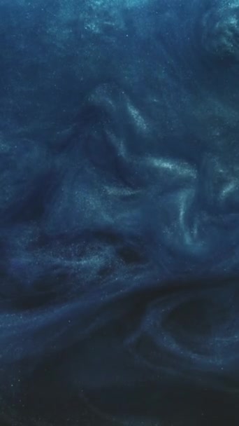 Vertikales Video Glitzernde Flüssigkeit Wasser Bemalen Tintenkleckse Seesturm Blaue Farbe — Stockvideo