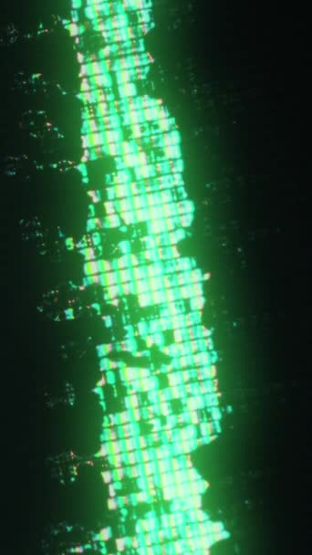 垂直录像 发光的液体 数字故障 动力核心 浅绿色青色液晶像素伪影在深黑色抽象艺术背景下的光流运动 — 图库视频影像