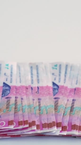 垂直录像 现金钱 乌克兰格里夫尼亚 Uah货币 200赫恩钞票粉红蓝色纸钞票堆在空白的空白背景上 — 图库视频影像