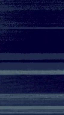 Dikey video. Dijital arıza. Statik gürültü. Program hatası. Mavi yeşil renk tahıl dokusu yanıp sönen çizgiler koyu siyah soyut arkaplan üzerindeki bozulma hareketi.
