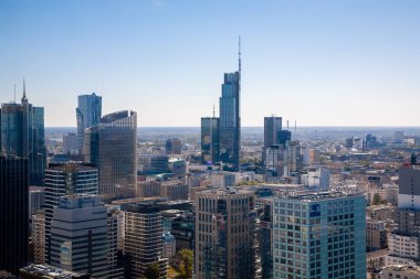 Varşova, Polonya - 7 Eylül 2022: Şehir mimarisi. Şehir merkezi manzarası. Şehir manzarası. Gündüz mavi gökyüzü arka planında gökdelenli büyük binalar.