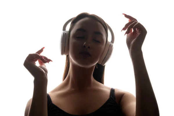 Música Inspirada Audio Relajante Placer Silueta Mujer Pacífica Con Los — Foto de Stock