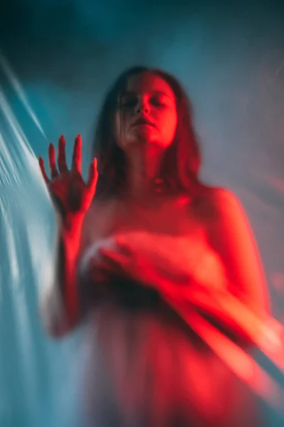 Psychische Störung Kunstporträt Emotionale Krise Rotes Blaues Farblicht Defokussiert Verzweifelte — Stockfoto