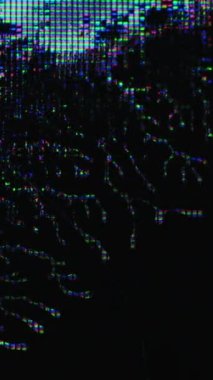 Dikey video. Ekran bozulması. Arıza sıvısı. LCD ekran hasarı. Mavi pembe renk neon ışıklı sıvı kristal koyu siyah soyut fonda hareket eder..