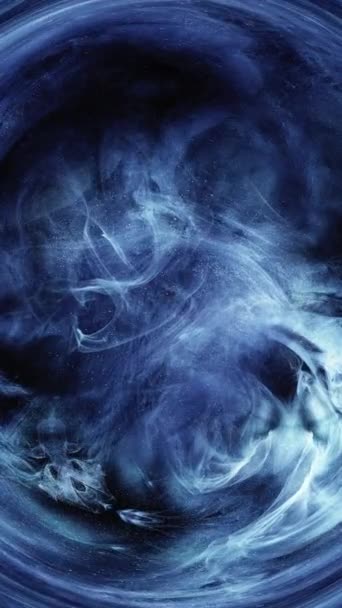 垂直录像 蒸汽涡旋 圆形框架 墨水水 占星术很神秘黑暗抽象开瓶器背景下蓝色蒸汽流动的闪光烟圈涡旋运动 — 图库视频影像