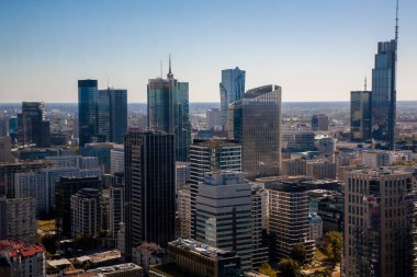 Varşova, Polonya - 7 Eylül 2022: Varşova mimarisi. Şehir merkezinde. Şehir manzarası. Sermaye binaları gündüz mavi gökyüzü arkaplanını şekillendirir.