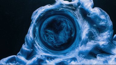 Sıvı sıçraması. Yuvarlak çerçeve. Suyu boya. Astroloji ayı. Yıldız dokusunda parlayan mavi renk bulutsu çemberi karanlık gece soyut arkaplan.