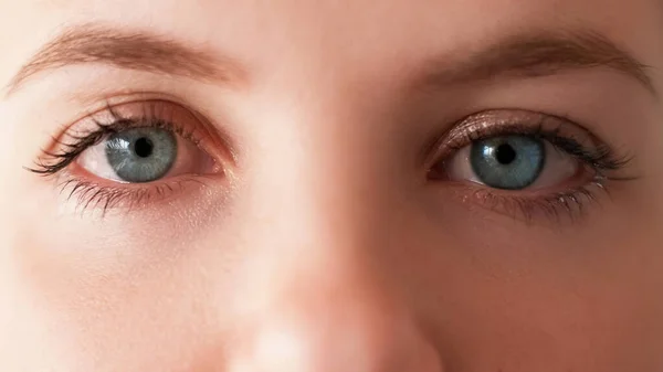 眼睛近视 视觉视力 眼科矫正 身穿蓝色虹膜自然妆容的女人愁眉苦脸 — 图库照片
