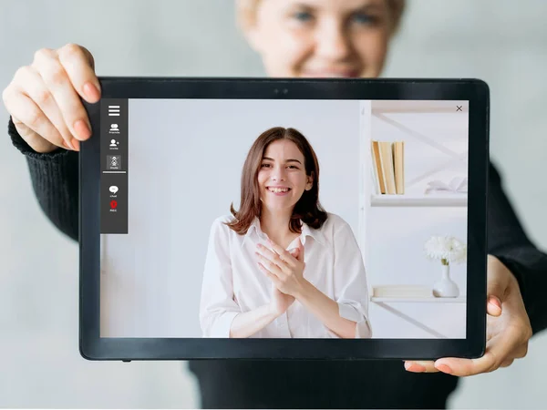电子学习课程 视频聊天 数字教育 虚拟会议 在平板电脑屏幕上显示出网上满意的女教师欢呼 — 图库照片