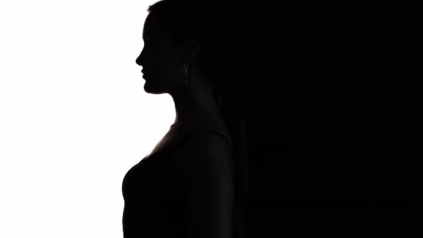 空中之吻浪漫的姿势Flirt Expression 轮廓女性轮廓 挥手在白色黑色对比空旷的空间背景上 — 图库视频影像