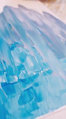 Dikey video. Soyut resim. Boyama işlemi. Sanat stüdyosu. Tanımlanamayan bir kadın spatula kullanıyor. Resim yapmak için boya karıştırıyor..