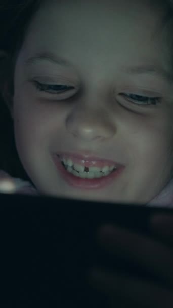 Вертикальное Видео Кровать Гаджет Ночь Онлайн Детское Веселье Смешно Улыбаясь — стоковое видео