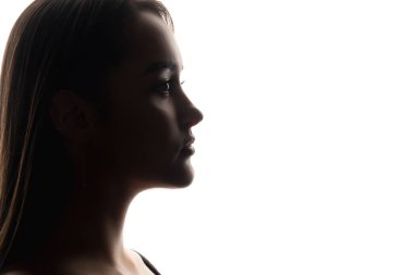 Yüz profili. Kadın silueti. Güzellik geliştirme. Estetik kozmetoloji. Beyaz boş arkaplanda kadın portresi.