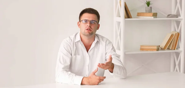 Rozhovor Mužský Mluvčí Prezentace Kanceláři Chytrý Elegantní Muž Bílé Košili — Stock fotografie