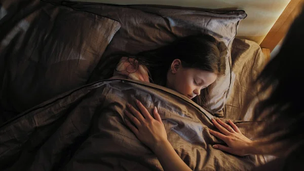 Cuidados Mãe Criança Adormecida Descanso Mulher Cobrindo Calma Pacífica Filha — Fotografia de Stock