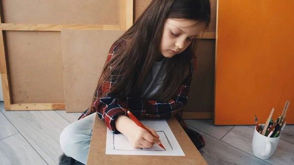 Szkoła Malarstwa Rysowniczka Kreatywne Zadanie Kobieta Malowanie Dzieci Papierze Siedzi — Zdjęcie stockowe