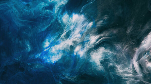 Блестящий туман. Краска брызги воды. Волшебное заклинание Синий серебристый цвет и сияющая дымовая завеса на черном художественном фоне с свободным пространством.